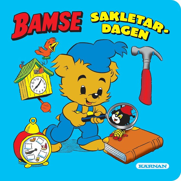 Bamse Sakletardagen – Swedish seek & find board book cover published by Kärnan, showing Bamse holding a magnifying glass with a cuckoo clock, alarm clock, hammer and a book with Lille Skutt visible on a bright blue background, ages 0–3, ISBN 9789157035547
