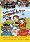 LasseMajas sommarlovsbok – En oväntad tjuv – Swedish summer activity and mystery hardcover book cover by Martin Widmark and Helena Willis, showing Lasse and Maja sitting on a picnic blanket with scattered papers, a basket and muffins, wild roses framing the top, published by Bonnier Carlsen, 80 pages, ages 6–9, ISBN 9789179815608
