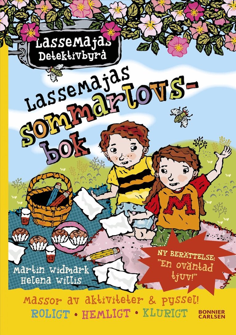 LasseMajas sommarlovsbok – En oväntad tjuv – Swedish summer activity and mystery hardcover book cover by Martin Widmark and Helena Willis, showing Lasse and Maja sitting on a picnic blanket with scattered papers, a basket and muffins, wild roses framing the top, published by Bonnier Carlsen, 80 pages, ages 6–9, ISBN 9789179815608
